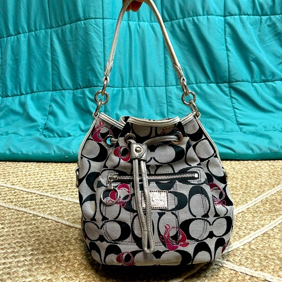SUPER RARE! Coach Poppy Bucket Bag AND Coach matching wristlet! - Picture 4 of 12